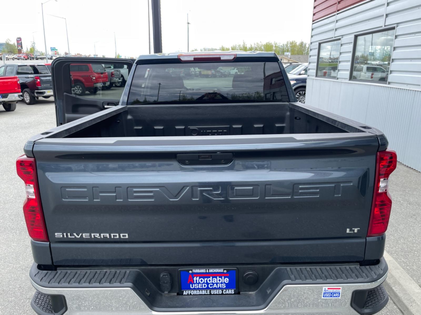 2022 GRAY CHEVROLET SILVERADO 1500 LT (1GCUYDED2NZ) with an 5.3L engine, Automatic transmission, located at 1960 Industrial Drive, Wasilla, 99654, (907) 274-2277, 61.573475, -149.400146 - Photo #5